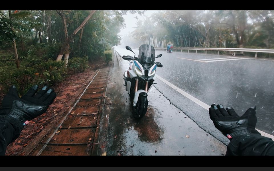 感谢有你陪我一次次的淋雨吹风,下次我们去有白雪绿山更远的地方!哔哩哔哩bilibili