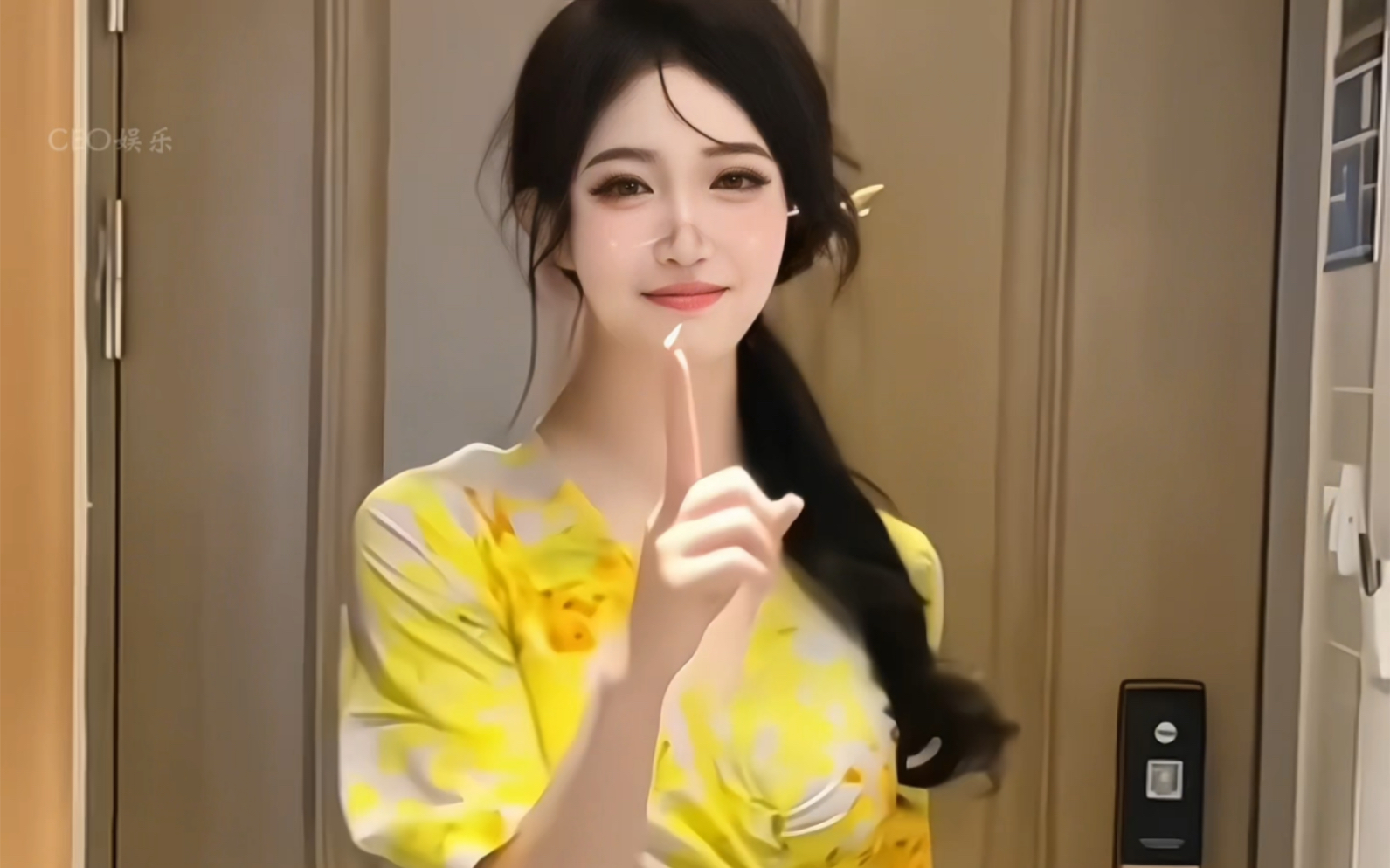 她是"戴眼镜最有魅力的女人",凭借黄色战袍被人熟知,林智琳到底有何