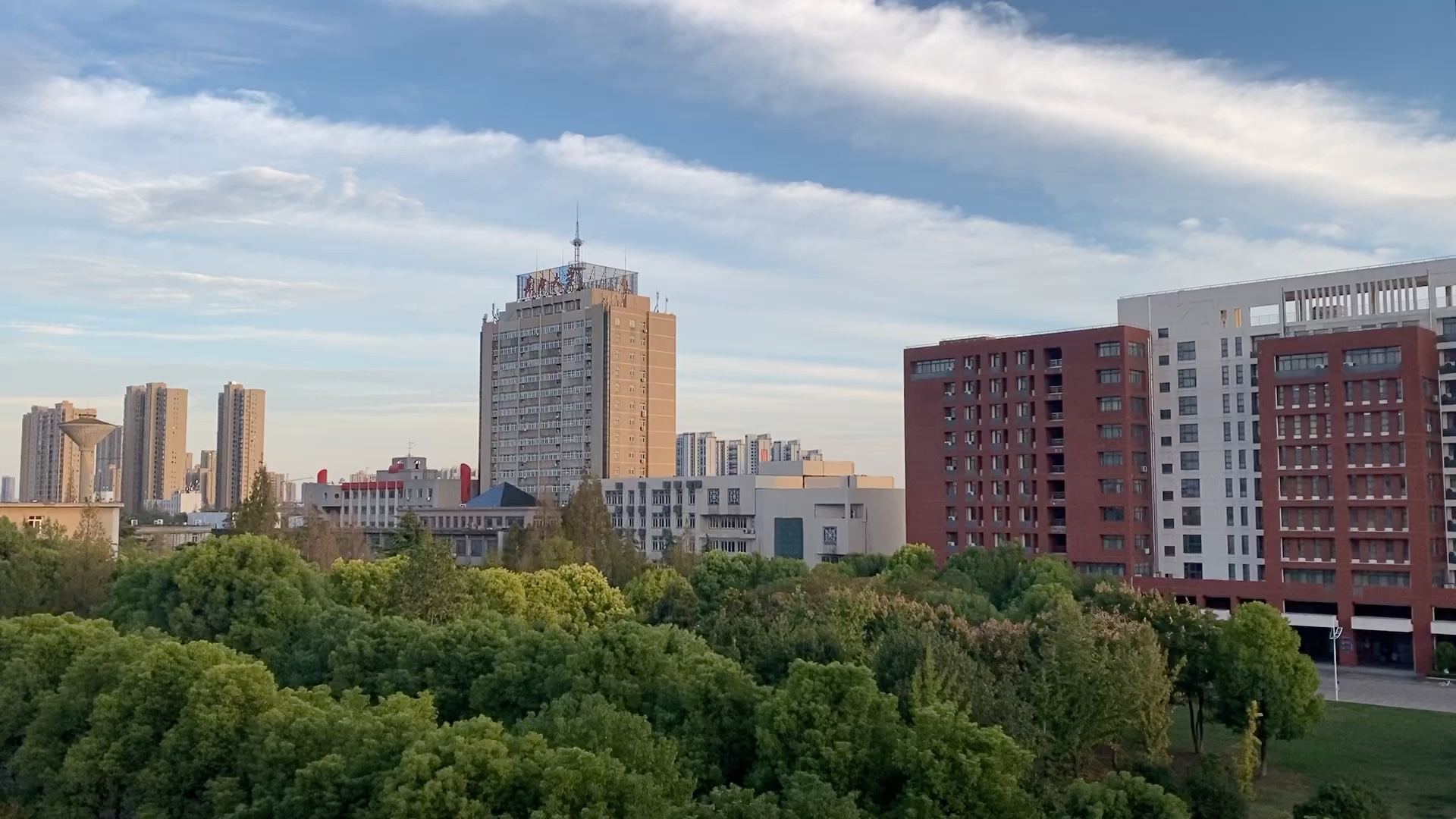 长江大学东校区的春,夏,秋,晴,阴,雨