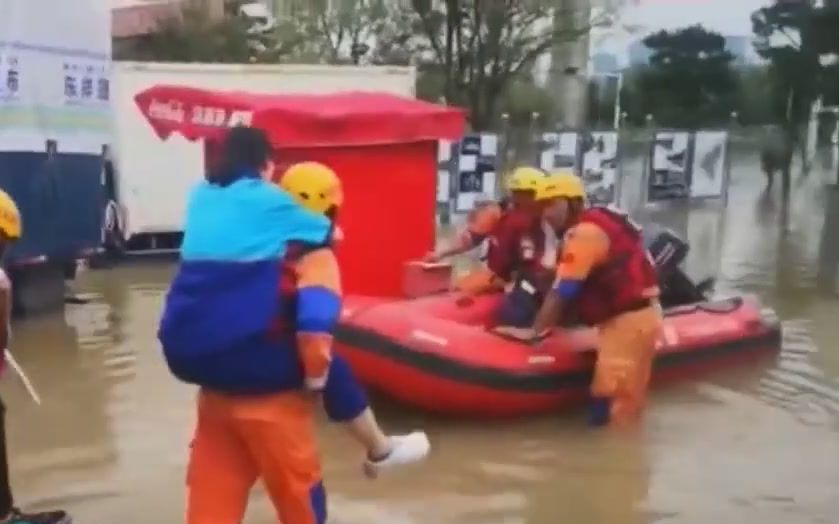 [图]风雨同“舟”：河南暴雨刷屏 佛山救援队驰援郑州！