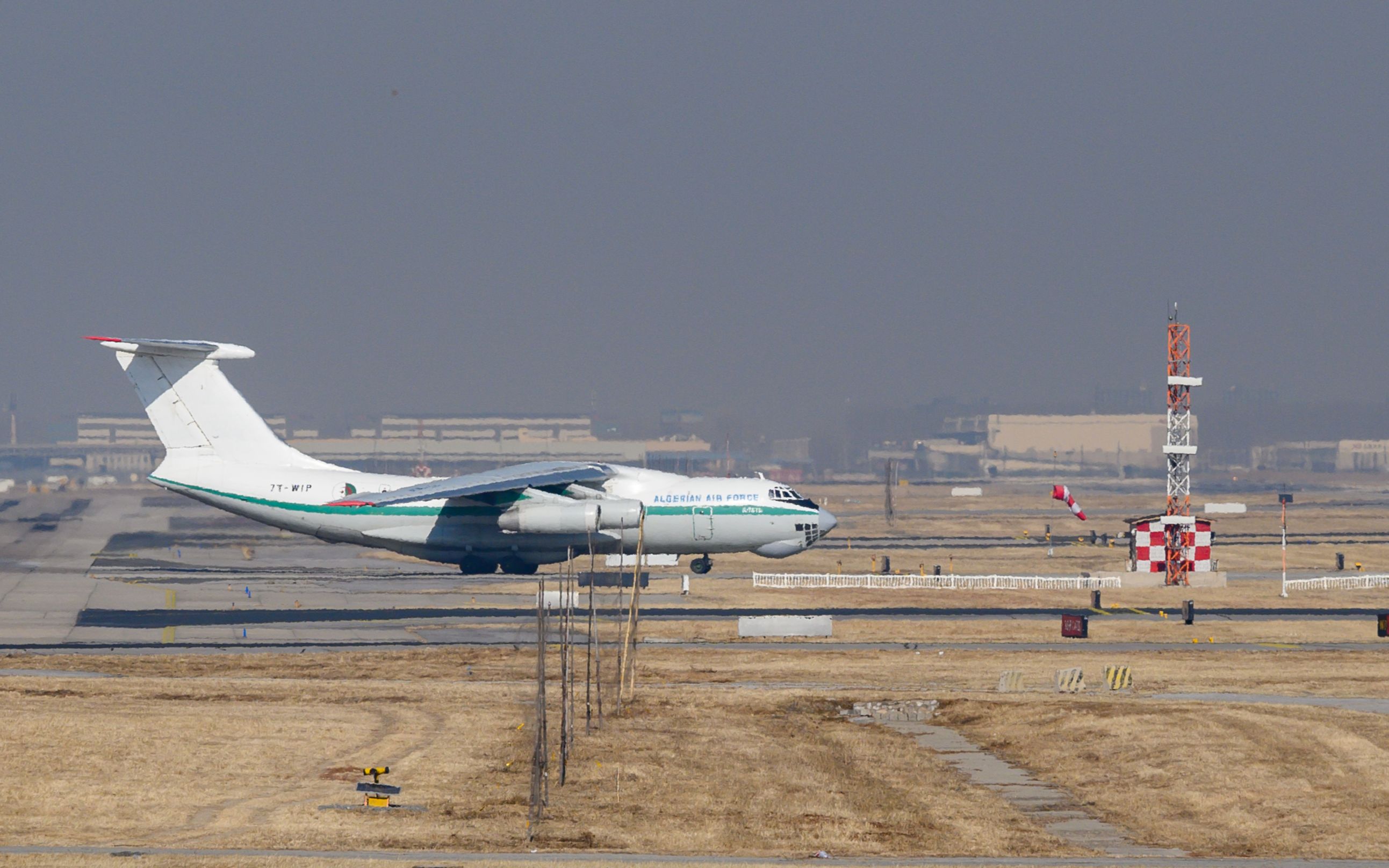 [210204]pek 76 36r起飞(背影)