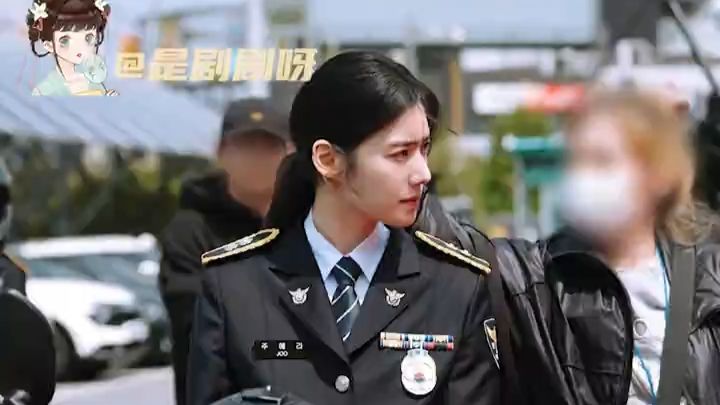 姐姐，穿制服这么俊的话，我们女人是抵抗不了的