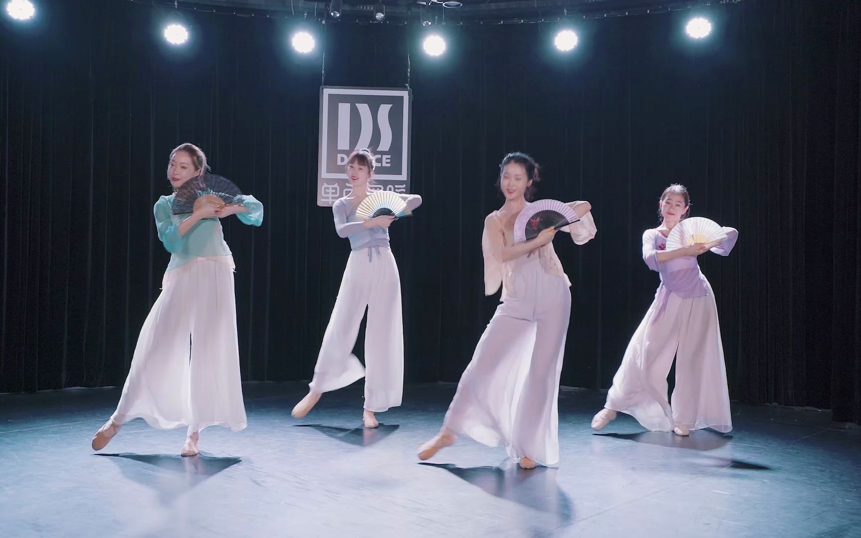 小清新古典舞《小城谣》扇子舞年会舞蹈推荐-【单色舞蹈】(西安)中国