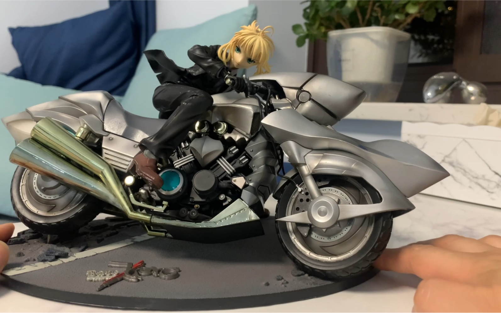 自制 saber摩托车 西装版 的手办展示