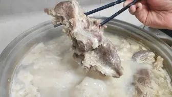 回族师傅教你熬羊肉汤，汤白似奶无膻味，老一辈传统做法零添加