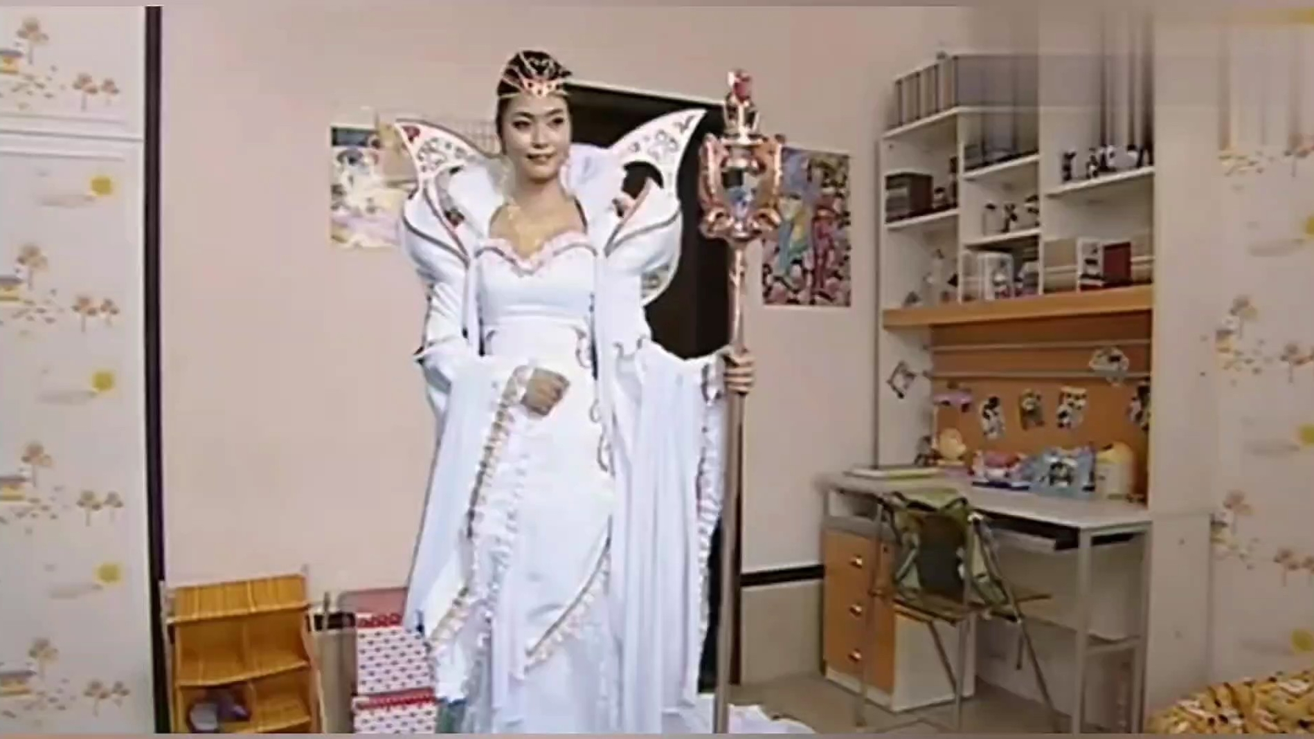 美琪美雪真是胆子大啊, 居然偷画魔仙女王的衣服, 用来做设计大赛