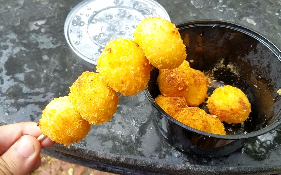 10块钱2串糍粑,看着像鸡米花,吃着像汤圆!