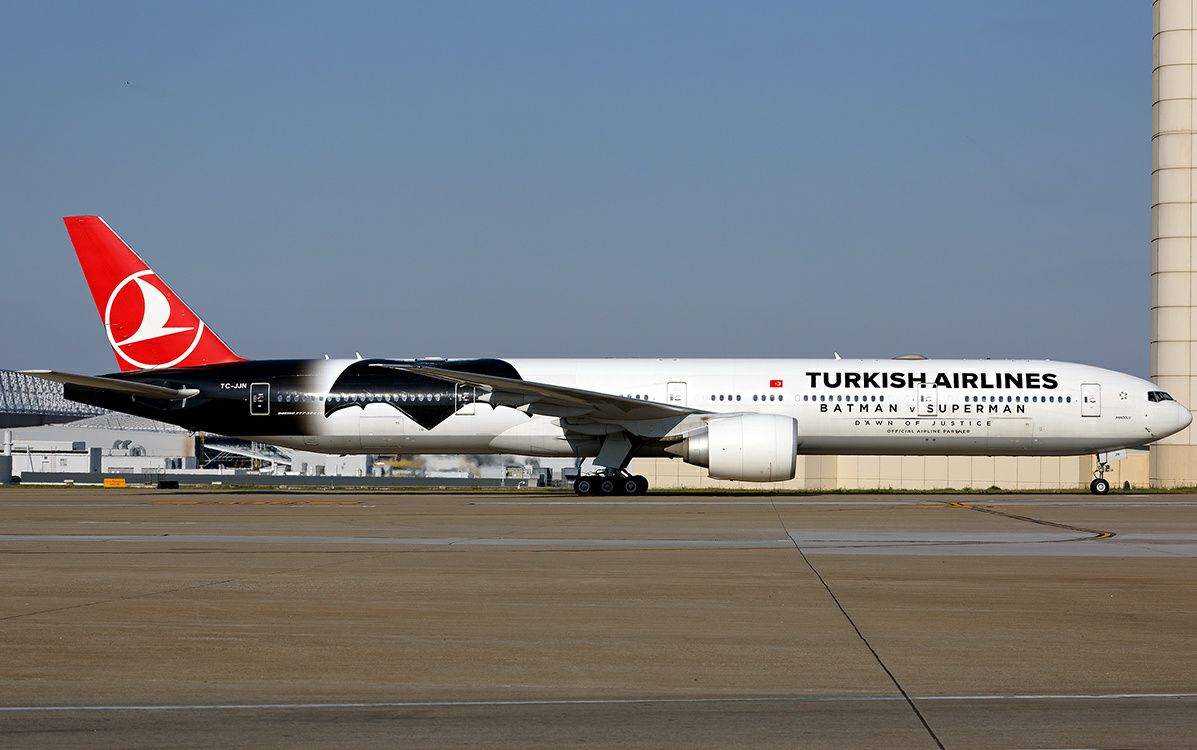 土耳其航空蝙蝠侠大战超人彩涂777300er降落洛杉矶机场