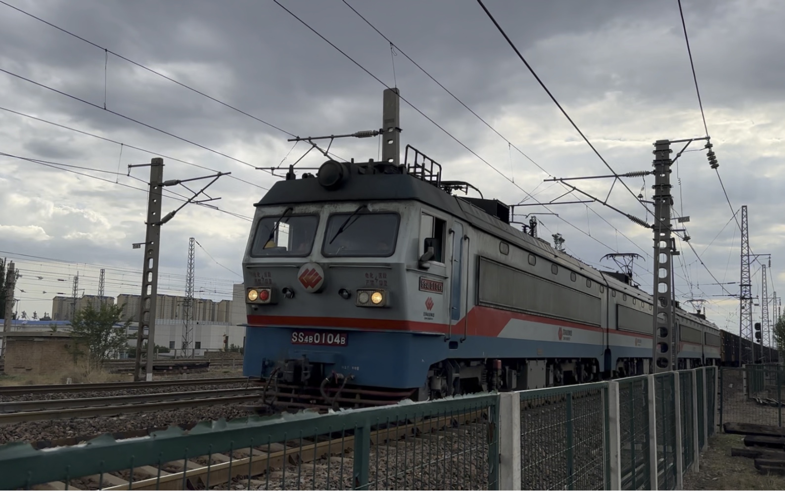 国家能源集团ss4b 0104/0109牵引万吨列车通过大同东