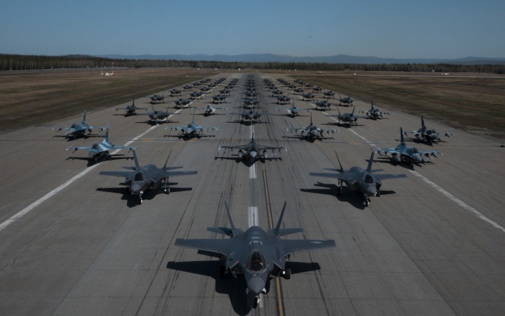 阿拉斯加艾尔森空军基地 f-35a 闪电 ii 和 f-16 战隼 大象漫步