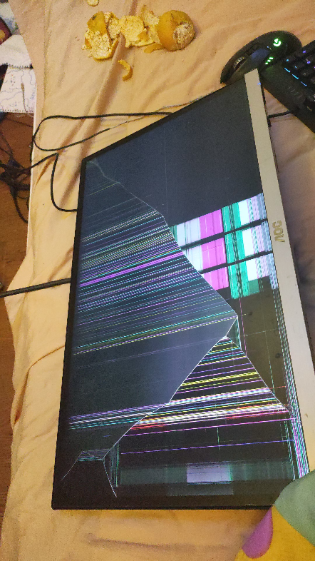 关于我一个不小心我的电脑屏幕摔了下去花屏了,所以说读评论就只能拖