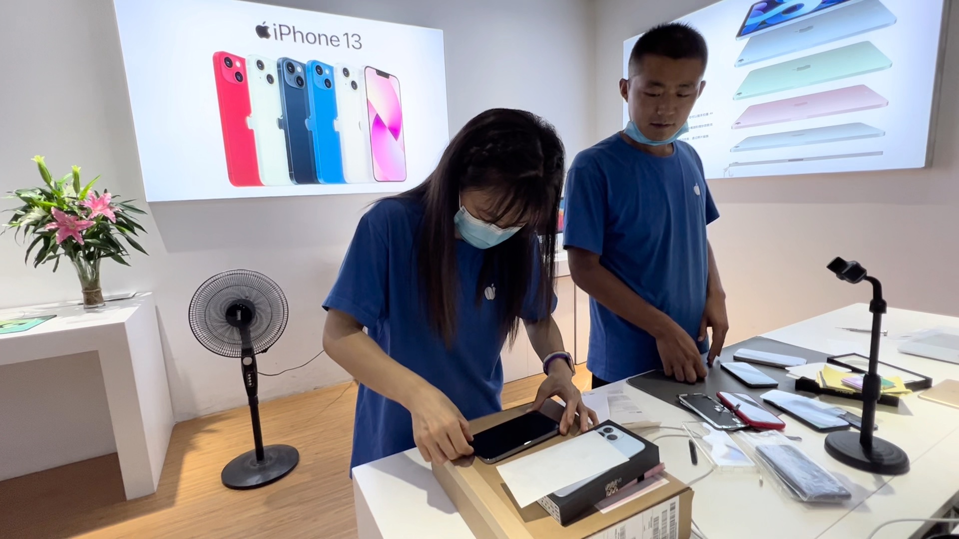 我怀疑这钱来路!初中生带1万现金购买iPhone 13Pro Max!