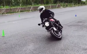 Скачать видео: 雨天只管压弯，其他交给轮胎