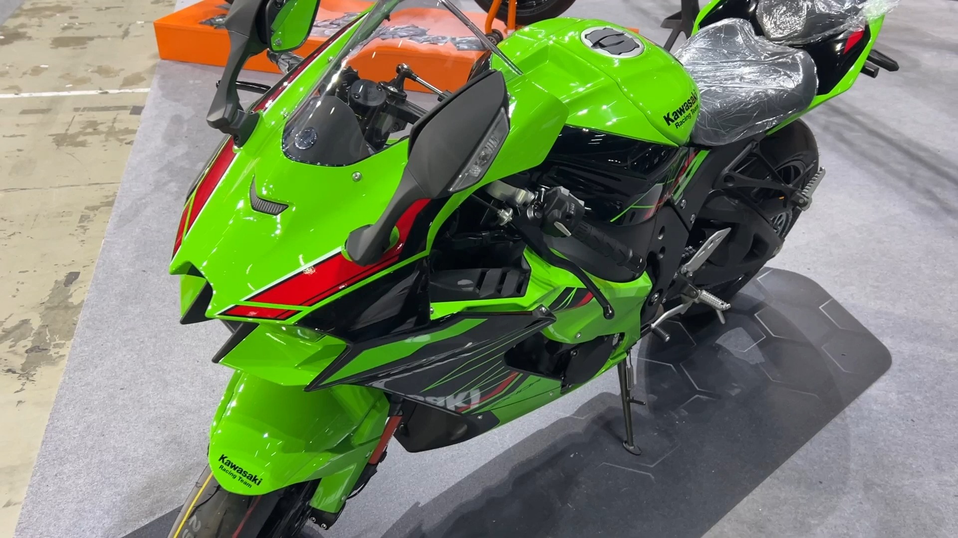 2024款 川崎大牛 ZX10R 展车细节大赏哔哩哔哩bilibili