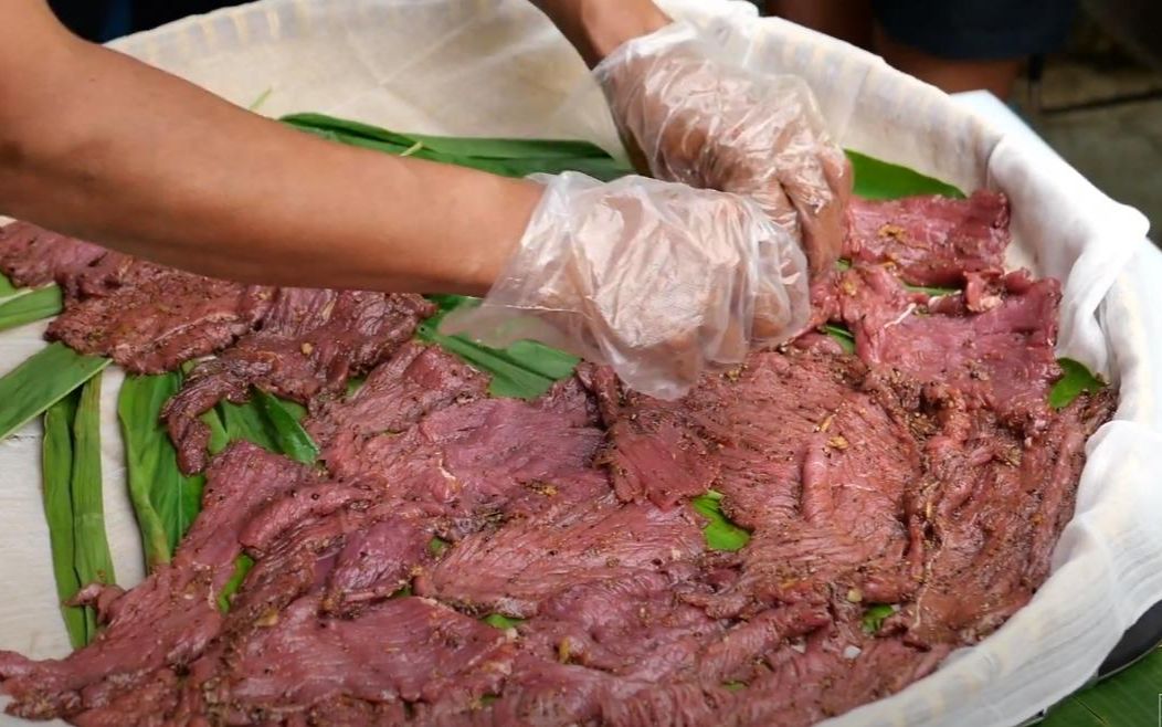 【泰國街頭美食】曼谷的太陽曬的牛肉乾