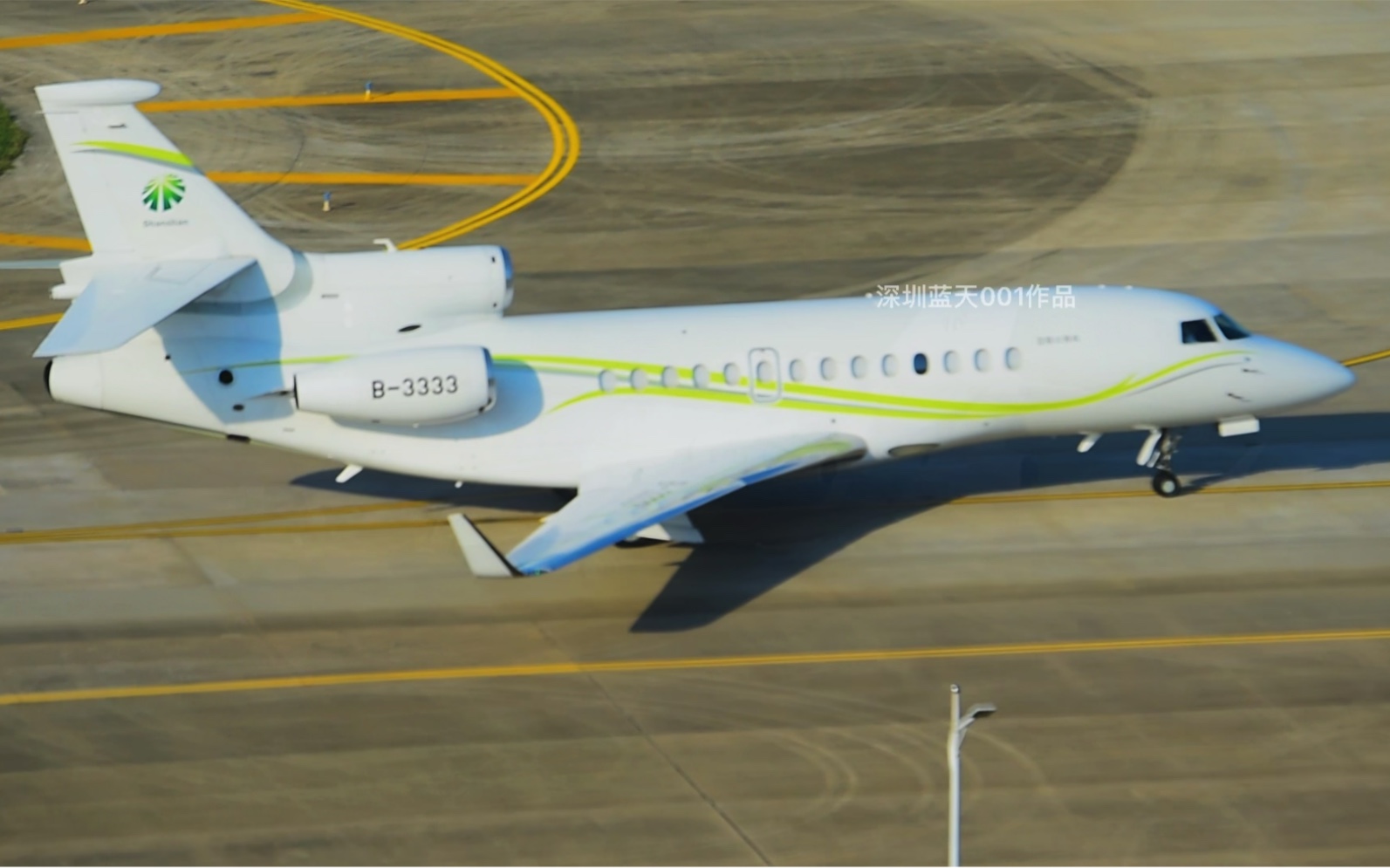 这架三发达索公务机的注册号不错哦