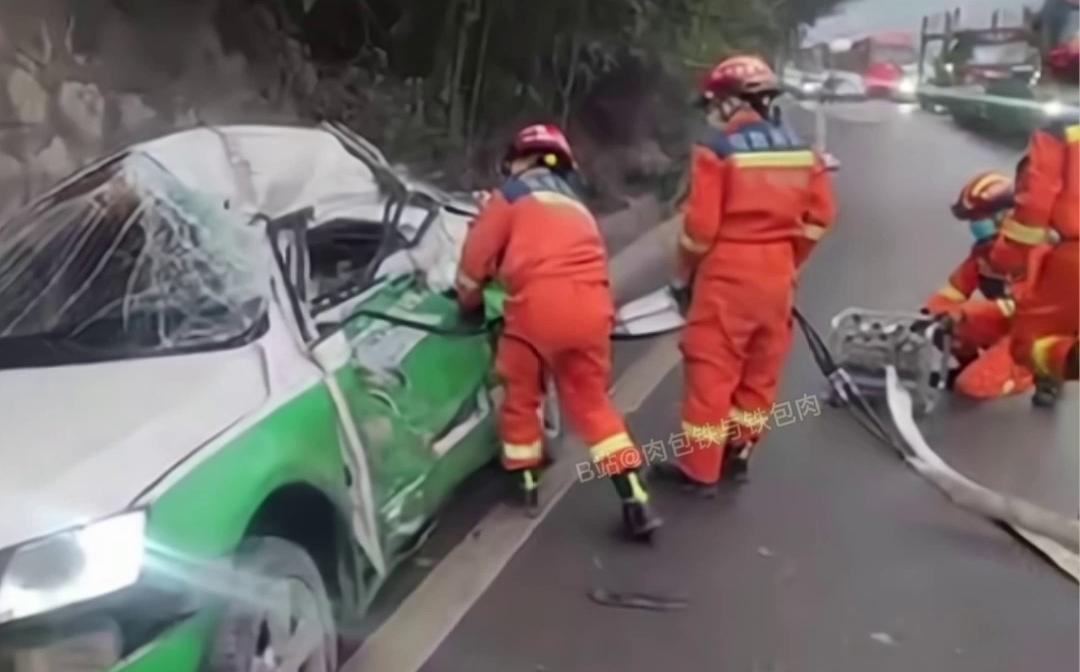 12月25日,四川宜宾一出租车与货车对向相撞,造成4人死亡1人受伤.哔哩哔哩bilibili