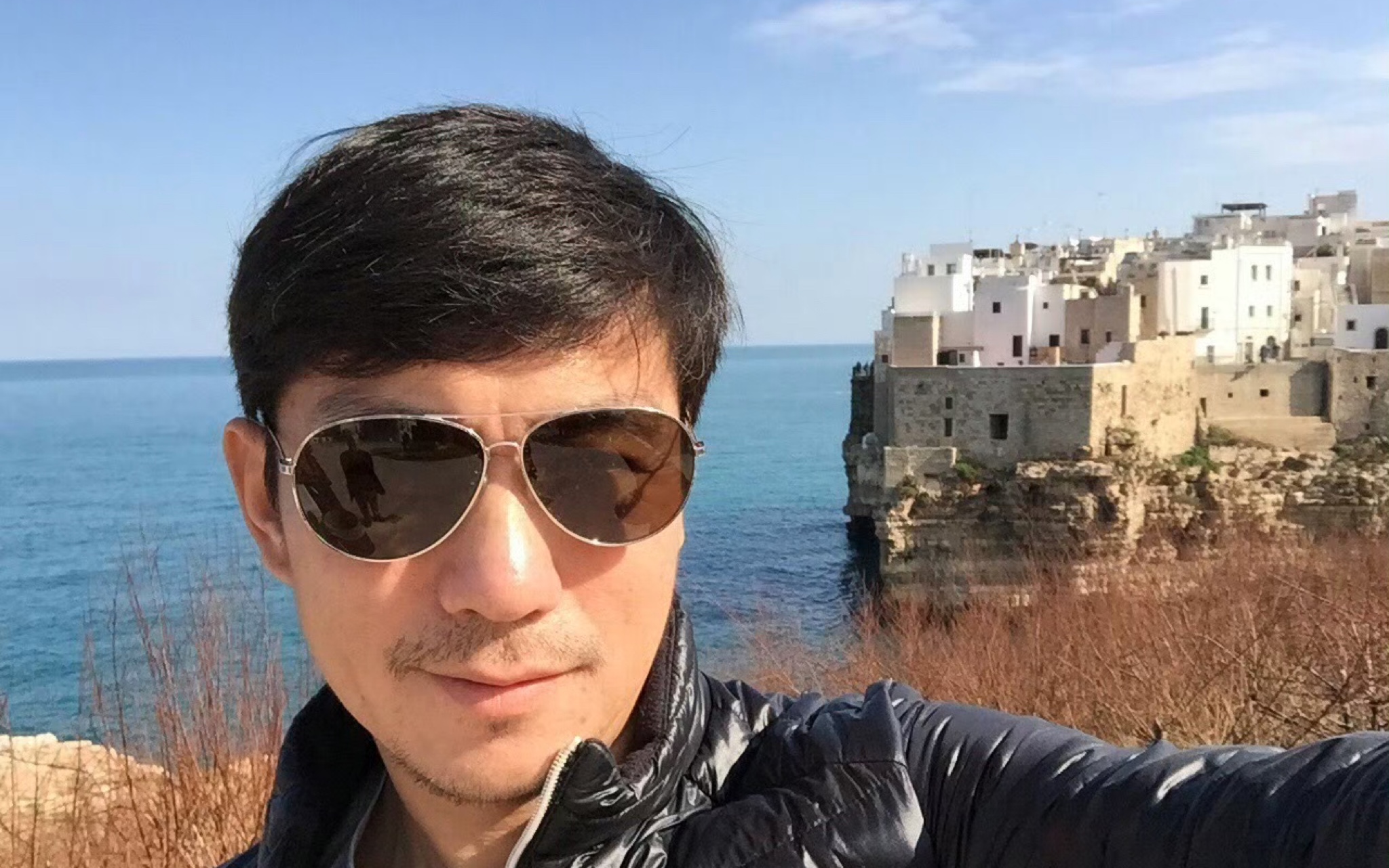 一打开手机就看到邢佳栋的无敌容貌,我说好美好美,还以为是