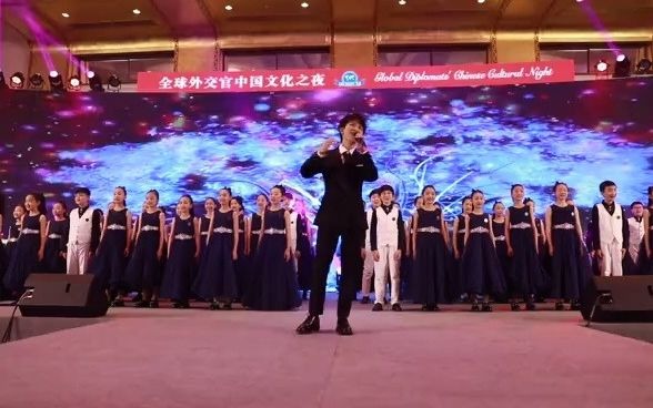 [图]全球外交官中国文化之夜，一曲《you raise me up》周深&天使童声合唱团这对神仙组合再次惊艳全场