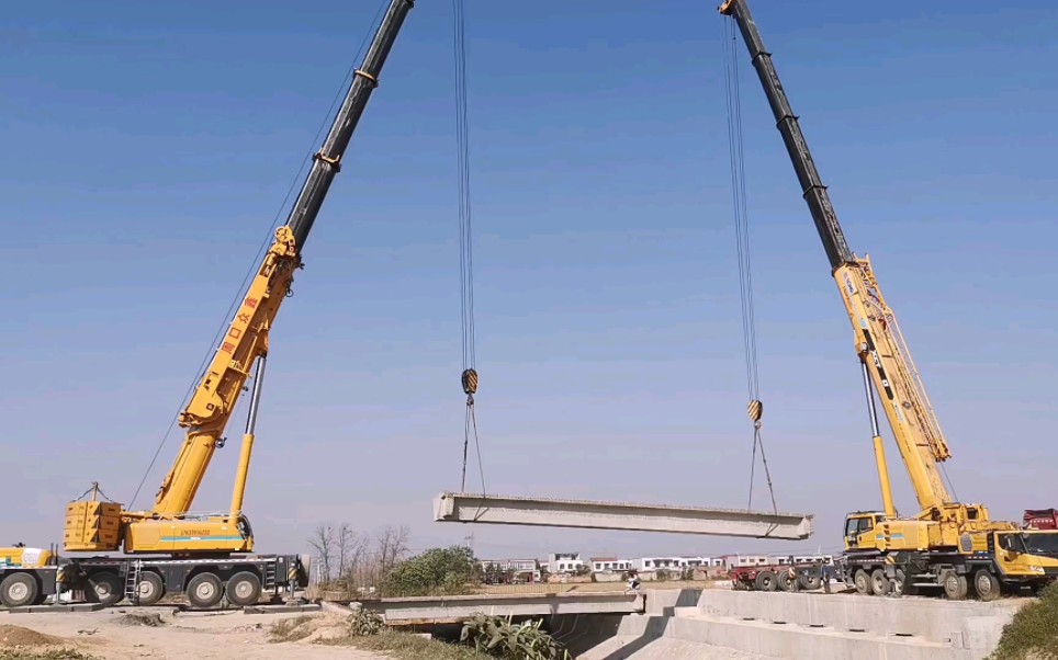 男的是都会停下来看的两个吊车吊桥梁