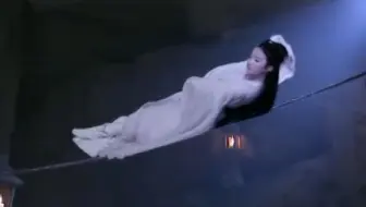 同样是小龙女睡绳子，刘亦菲姿势优雅太轻盈，没有对比就没有伤害