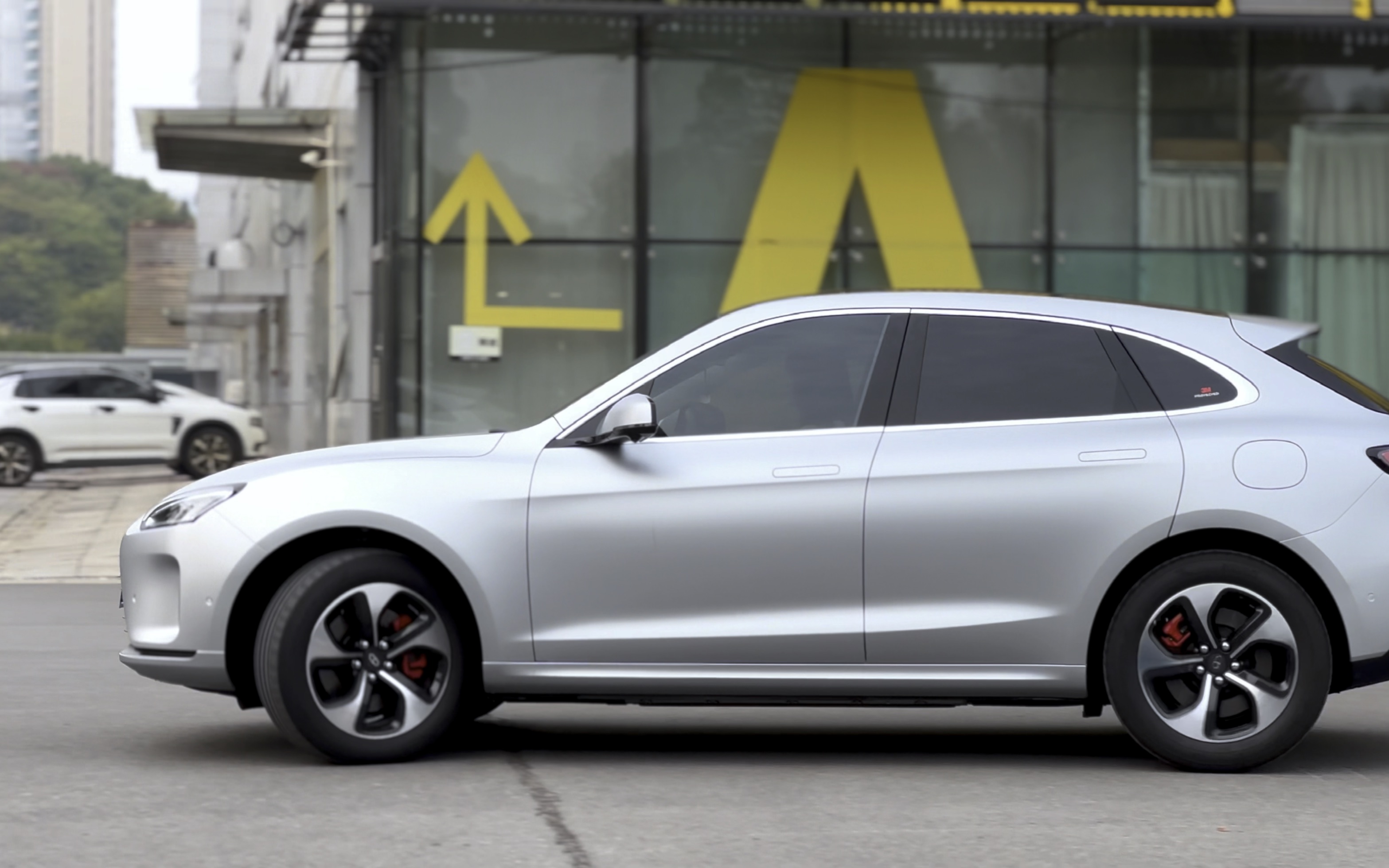 华为问界m5改色超哑冰霜银