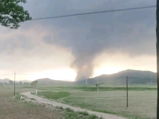 2021年6月1日黑龙江尚志龙卷风,远处山里和近处白漏斗卷黑土的极短时