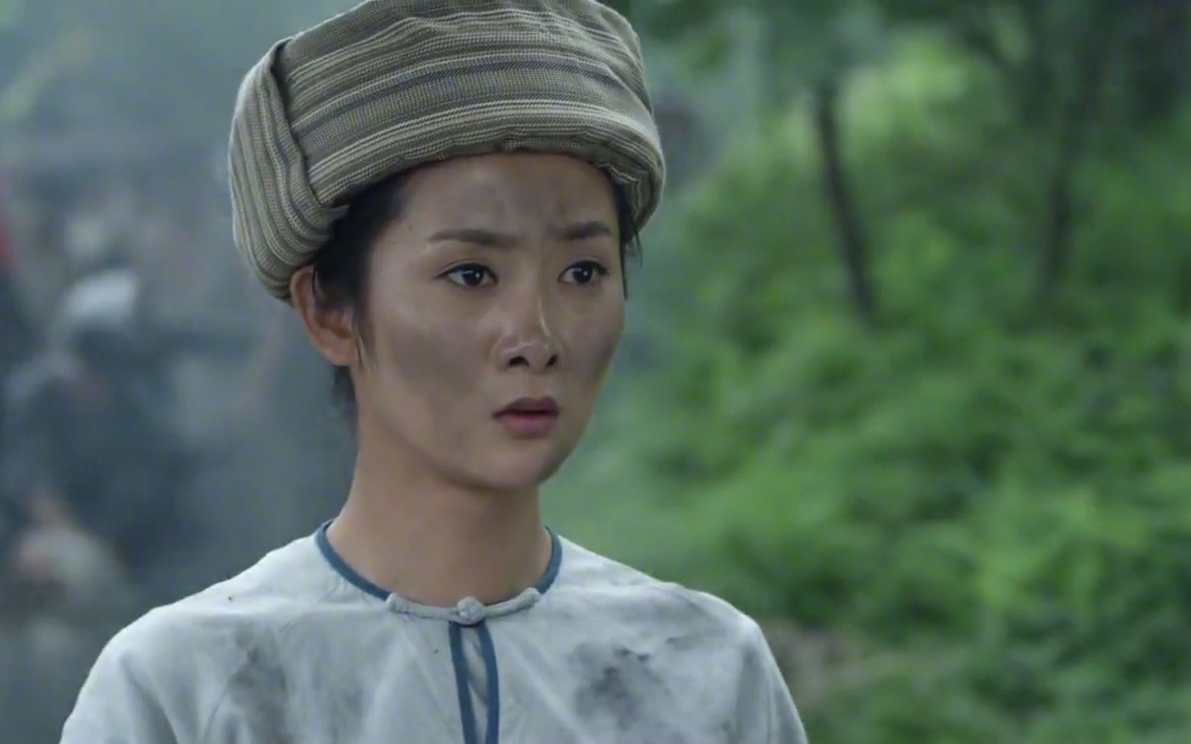 宜昌保卫战:美女战士发现伪装的鬼子,拼死为战友报信,泪目!