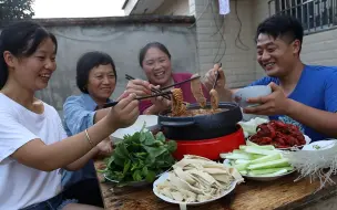 Tải video: 娘家近就是好，胖妹找知己涮火锅，花200自带6斤毛肚，吃过瘾了