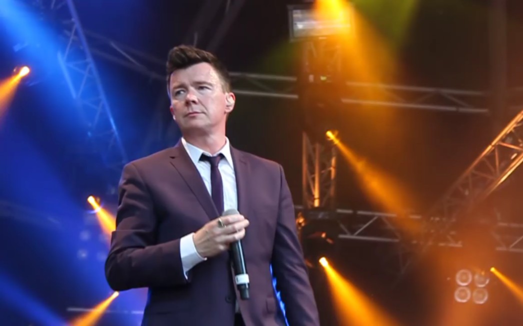 当rick astley发现台下有人打架