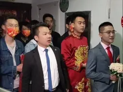 Скачать видео: 打开门一看，没有女人，全是男的😭