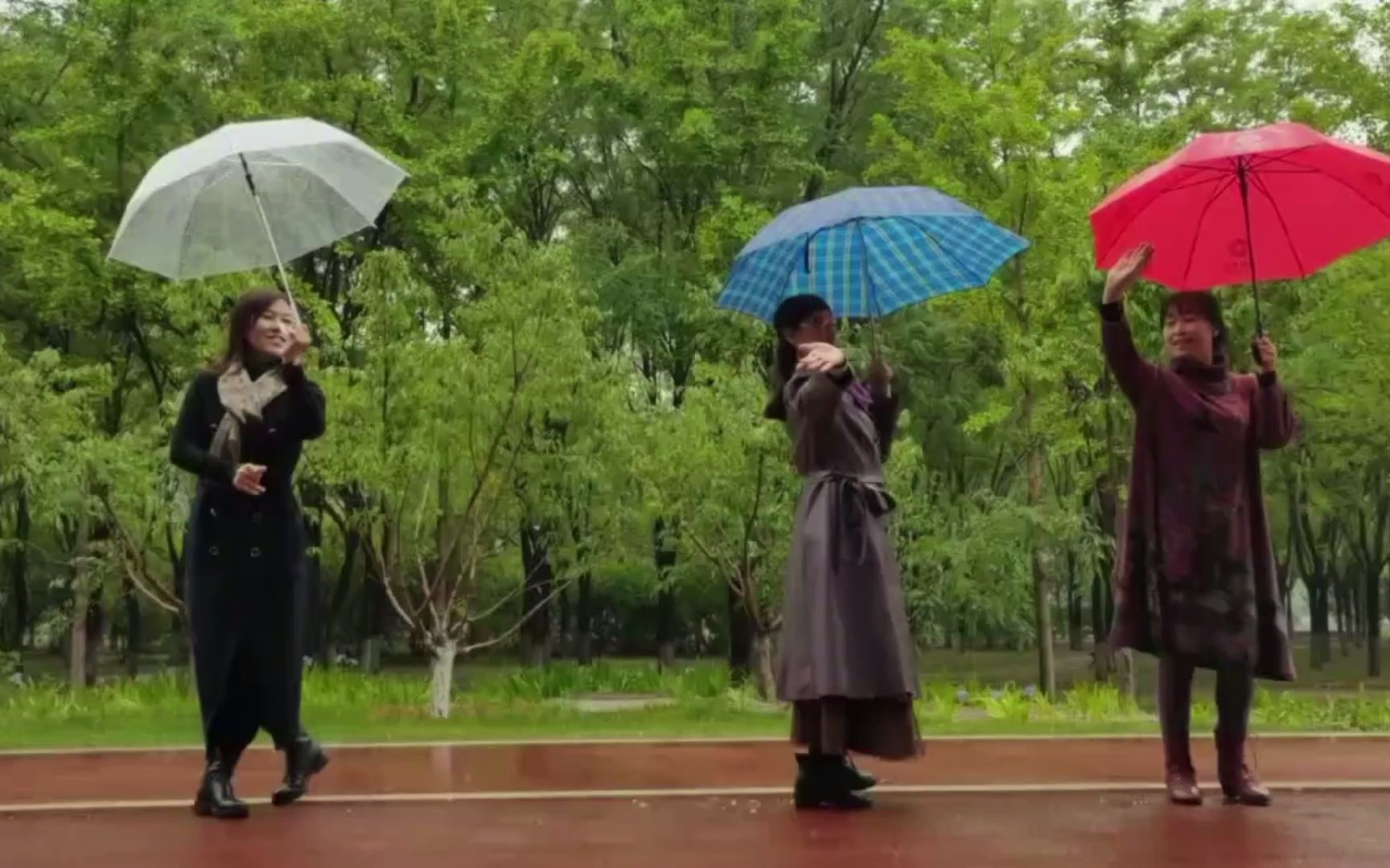 三位美女雨中激情炫舞,体验舞蹈带来的快乐