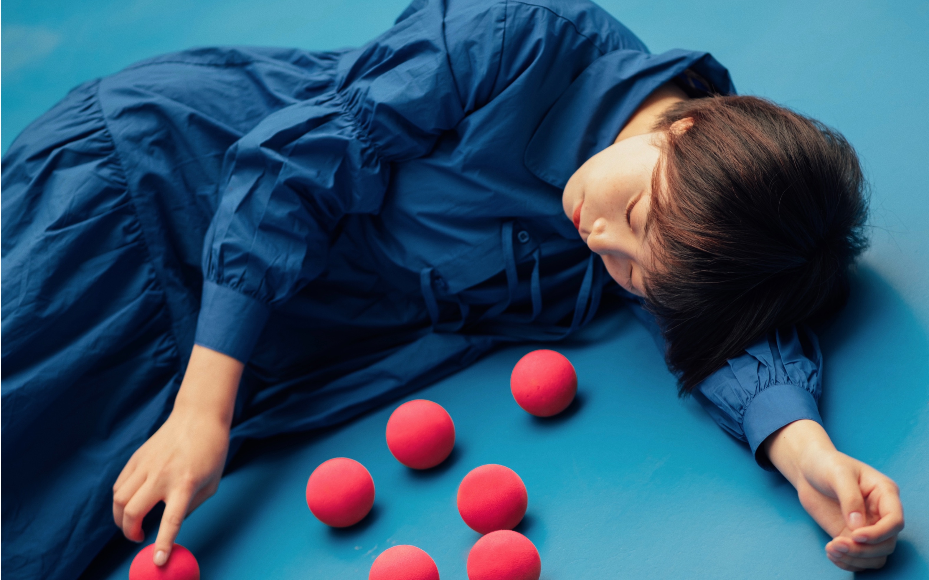 《沉入深蓝》红蓝撞色写真