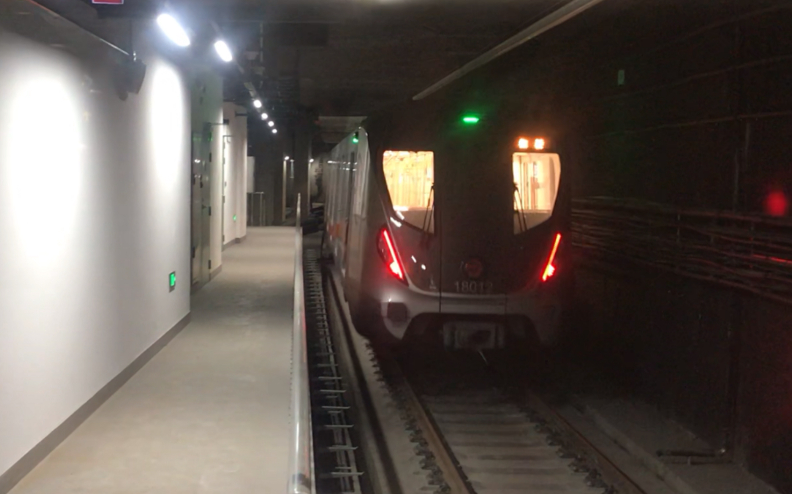 上海地铁18号线18a01闪电侠18012进御桥折返线