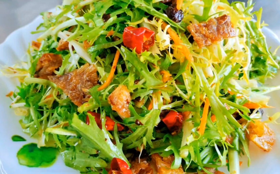 豆豉鲮鱼拌苦菊清脆爽口,清热败火又解腻,关键在于凉拌汁