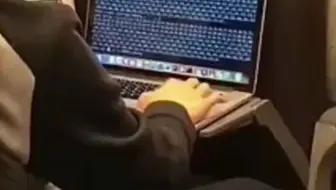 在高铁上偶遇一个电脑高手