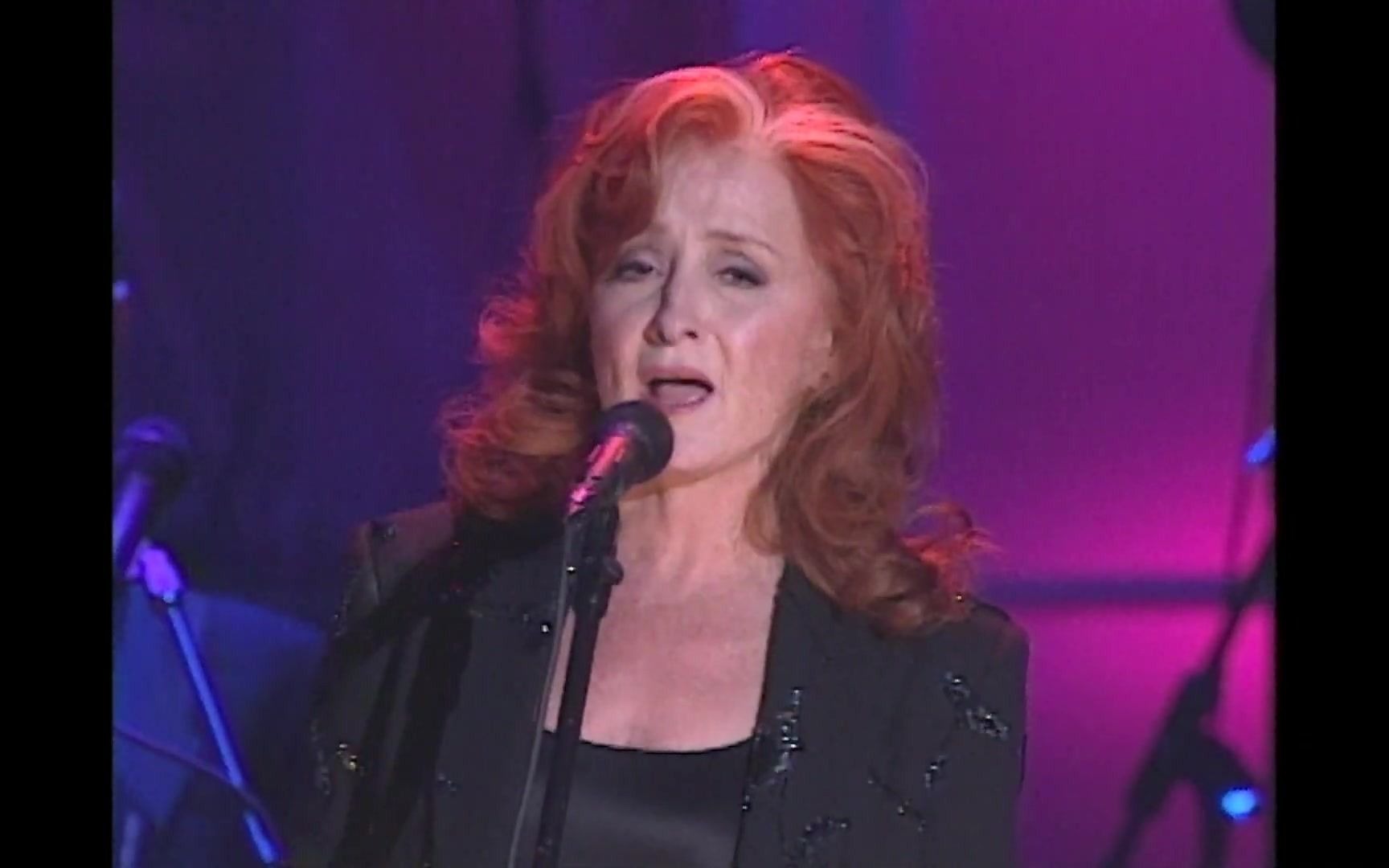 [图]【献唱摇滚名人堂】Bonnie Raitt - I Can't Make You Love Me (Live 2000 Hall of Fame)