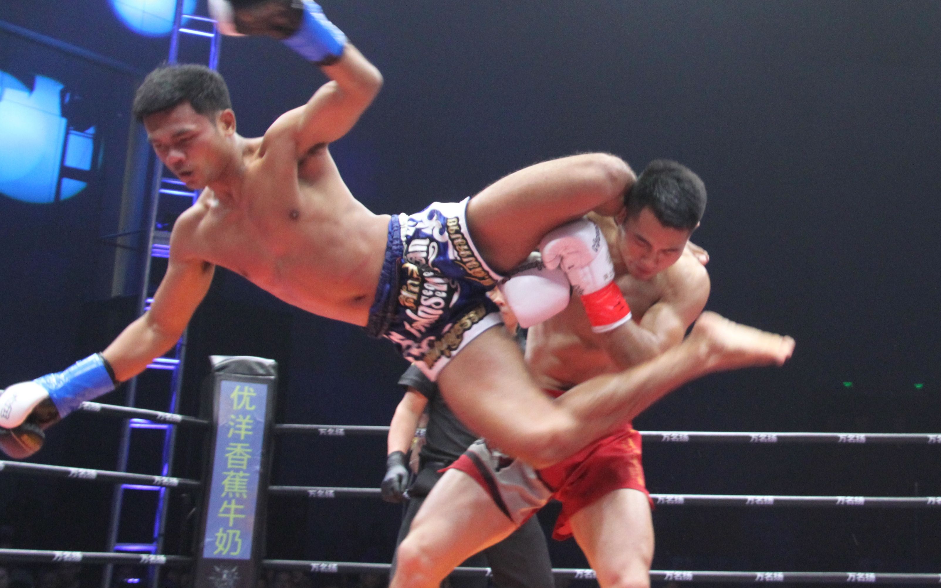 又一个泰拳冠军挑战中国妖刀被魏锐凌空掀翻两腿ko凄惨回国