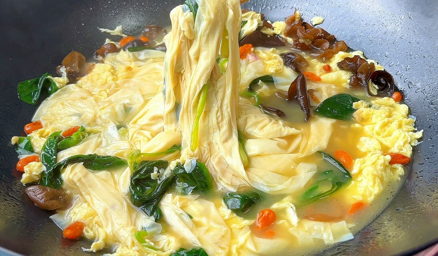 春天,我们福建人特别喜欢用头层豆腐皮煮汤,汤鲜味美营养丰富