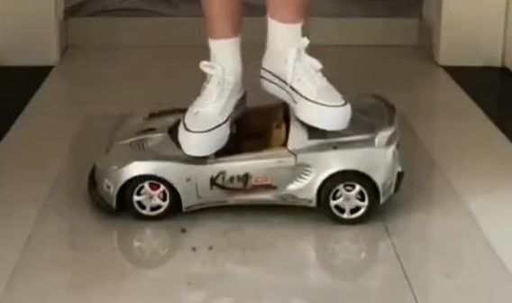 小白鞋踩玩具车