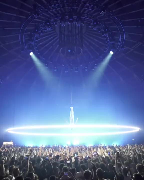 这是国外炫酷的大型蹦迪现场灯光和音乐配合的天衣无缝电音节do