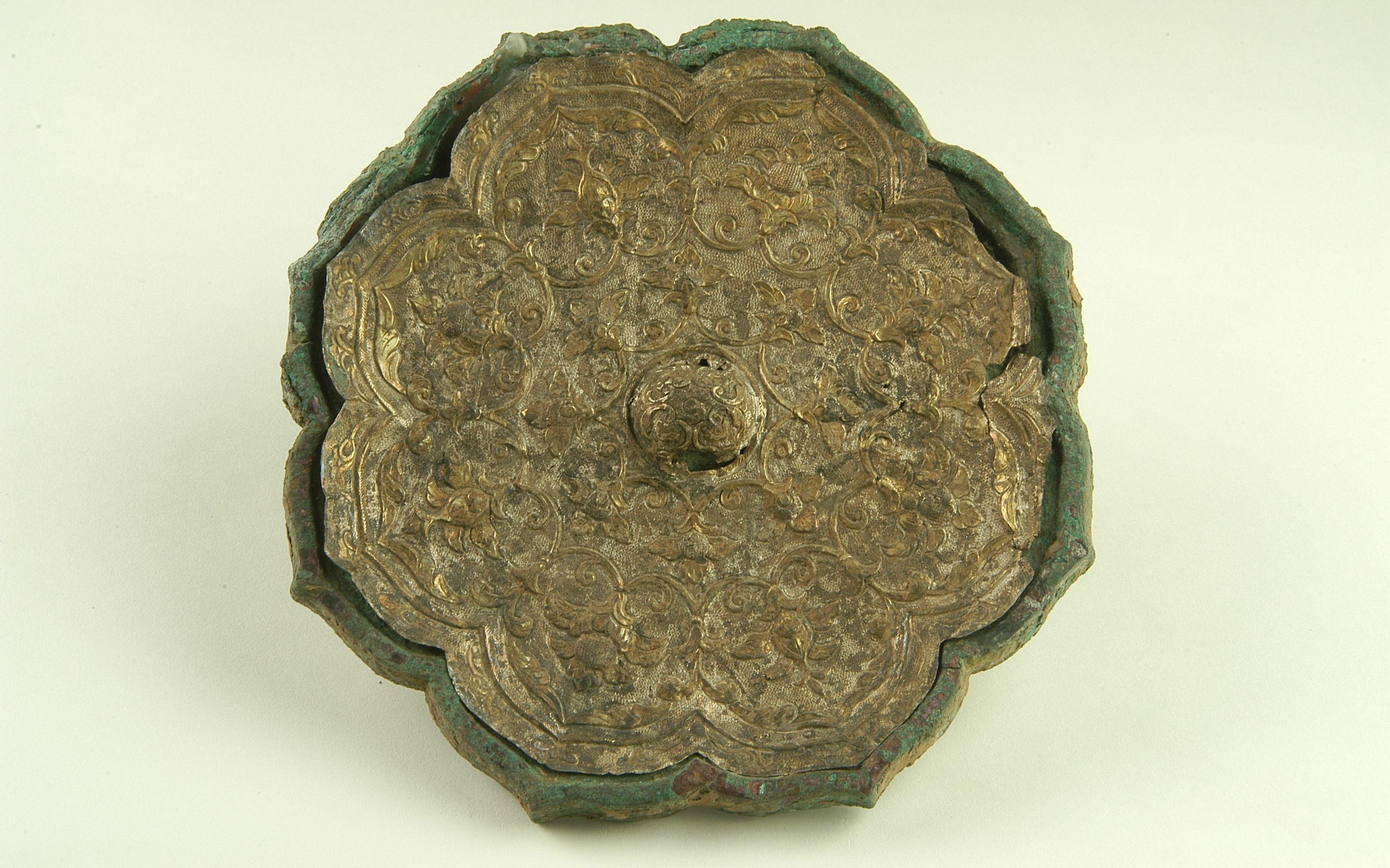 吉光凤羽 日月经天——银背鎏金宝相花铜镜