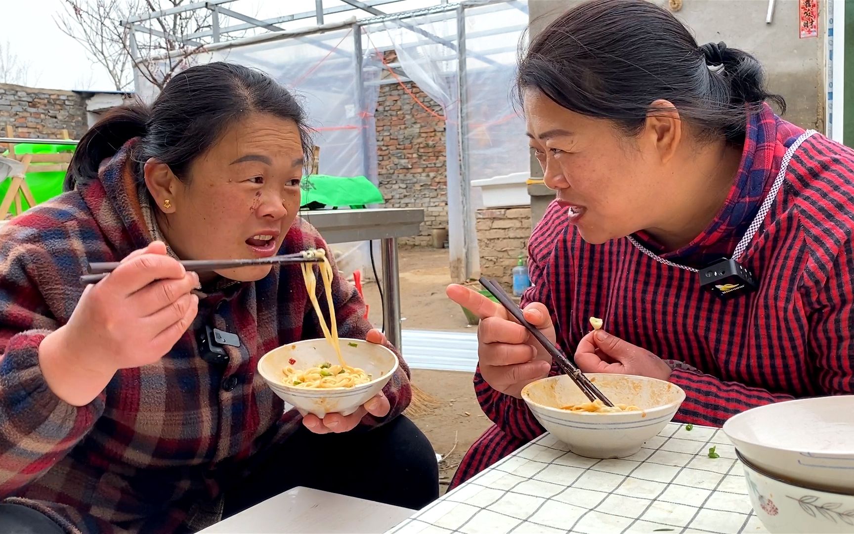 [图]姐俩请工人修阳光房，中午吃拌面，吃饭没怕过谁的姐俩今天服了