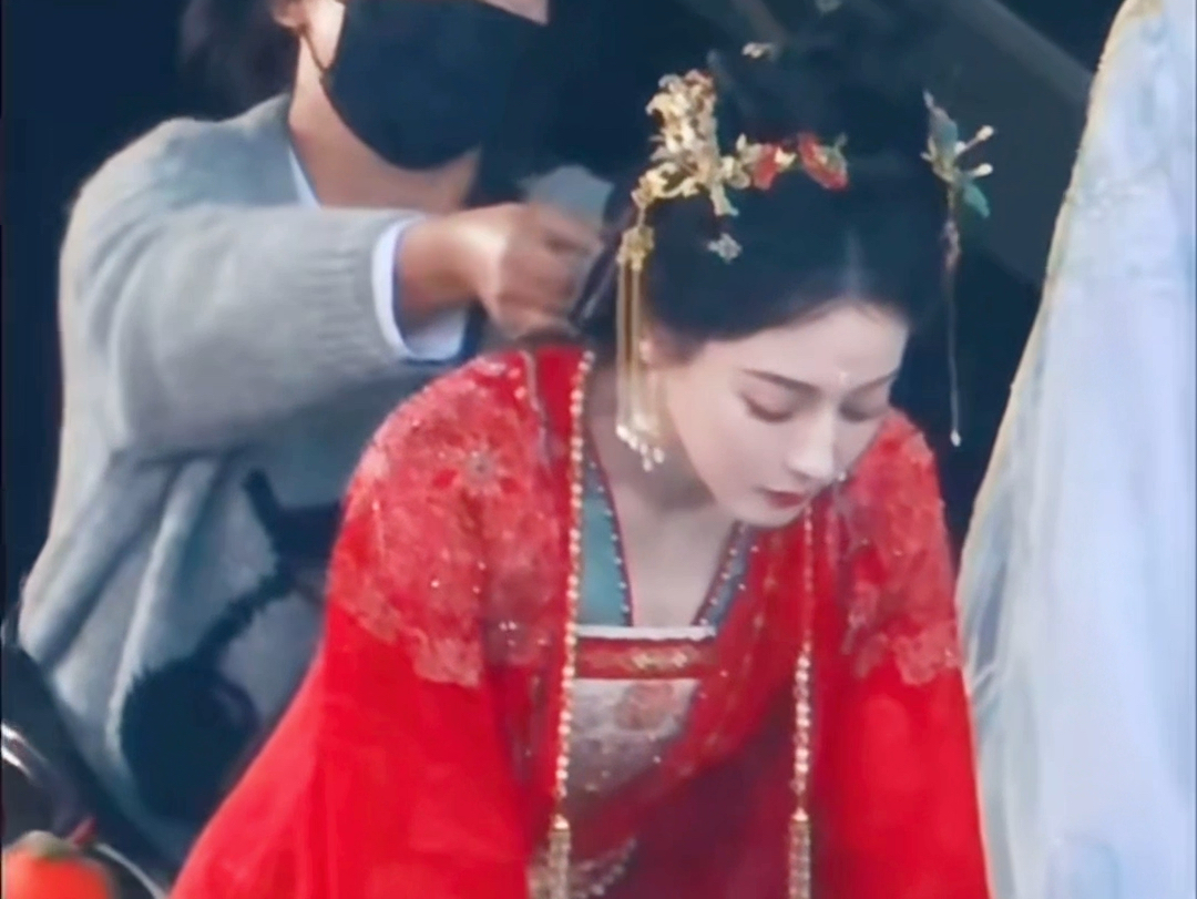 红妆娇艳照人眼