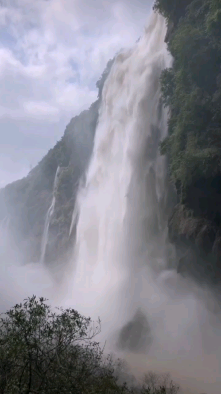 贵州马岭河峡谷,峡谷两岸,群峰对峙,翠蔓挂石.湍急的河水奔腾而下,撞击着岩石,溅起层层水雾,如梦如幻.阳光透过峡谷的缝隙洒下,光影交错,...