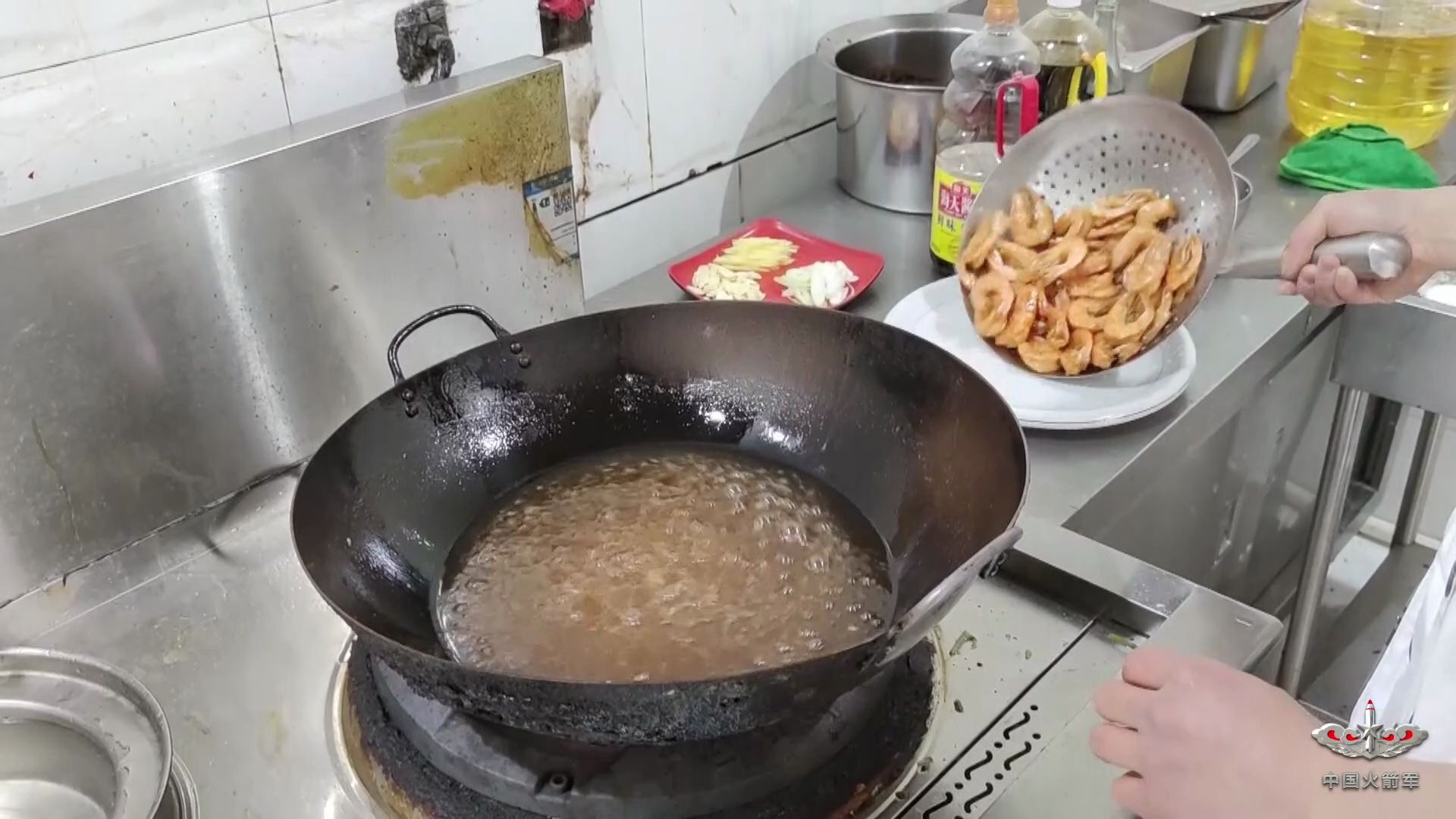 【火箭小饭桌|起油烧锅,宽油"搞里头"】军旅厨艺界的"美食之光"!