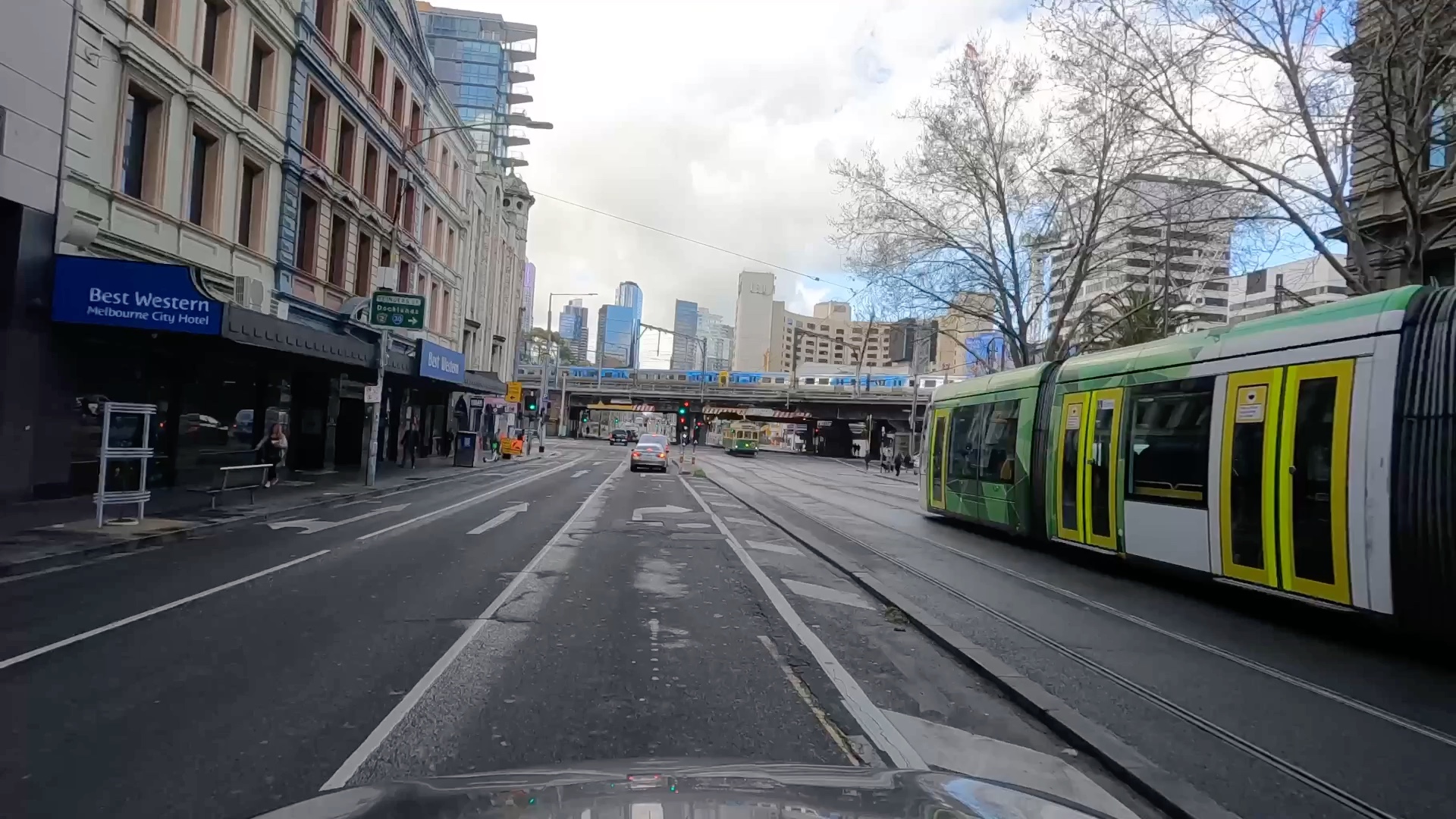 与墨尔本街道上的电车并行