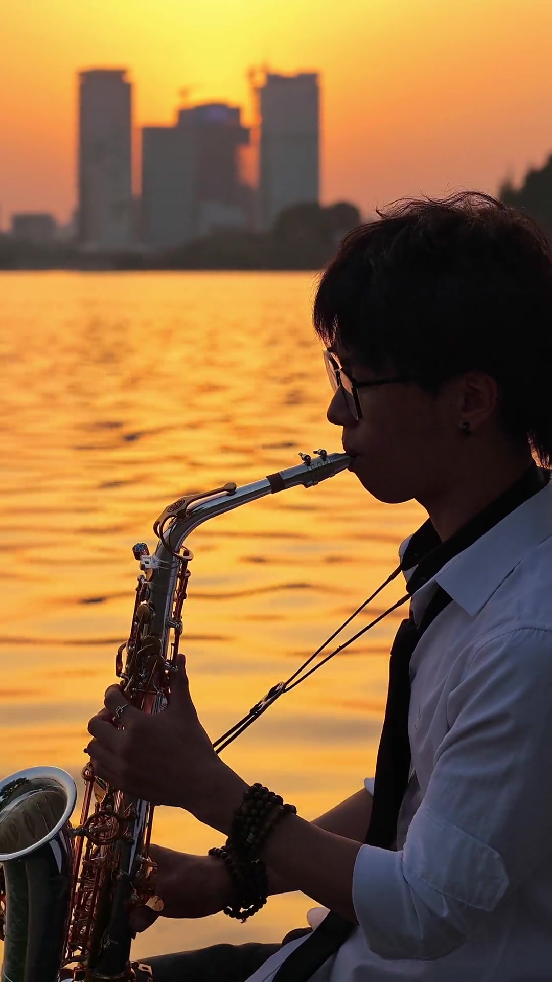 竖屏完整版大城小爱峰源萨克斯改编王力宏浪漫夕阳王力宏