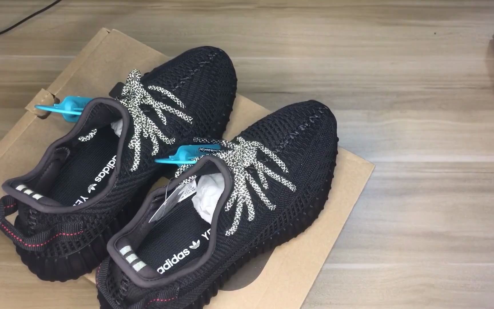 鞋子分享之adidas yezzy 350 黑天使_哔哩哔哩 (゜-゜)つロ 干杯