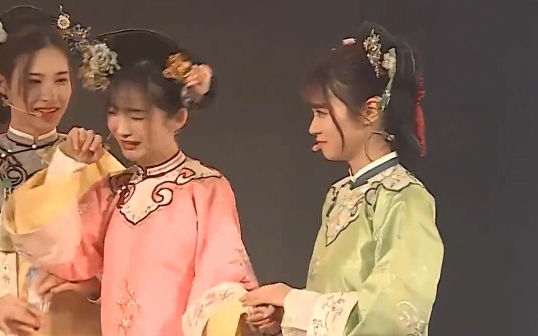 安慰塌房的张怡但颜沁笑嘻了